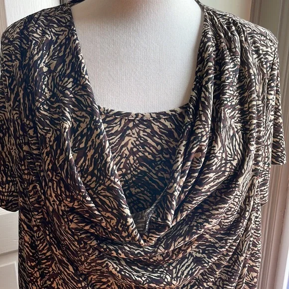 Plus size top by Carolyn Taylor polyester/spandex blend. - Picture 2 of 6